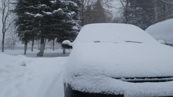 Auto Bedekt Met Sneeuw Onder Zware Winterstorm — Stockvideo