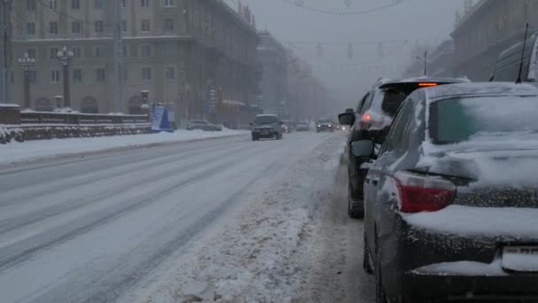 Tempesta Neve Città Con Condizioni Tormenta Traffico Guida Città Durante — Video Stock