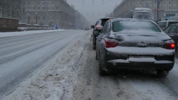 Tempestade Neve Cidade Com Condições Nevasca Condução Tráfego Cidade Durante — Vídeo de Stock