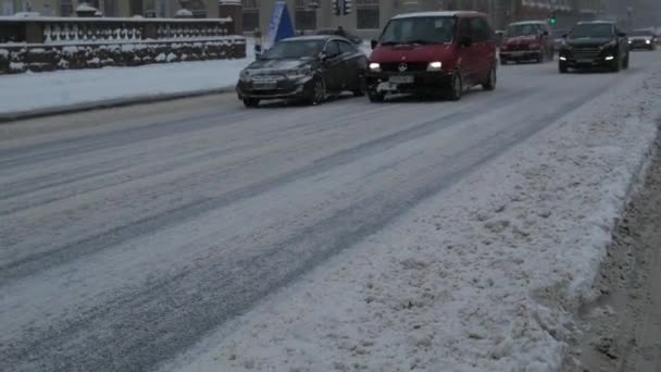 Tormenta Nieve Ciudad Con Condiciones Ventisca Tráfico Conduciendo Ciudad Durante — Vídeo de stock