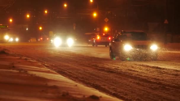 Tormenta Nieve Ciudad Con Condiciones Ventisca Tráfico Ciudad Por Noche — Vídeos de Stock