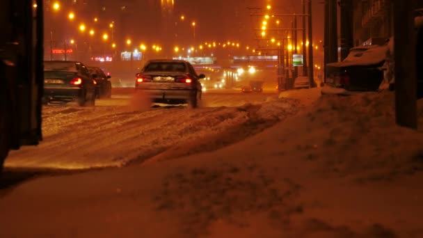 Tormenta Nieve Ciudad Con Condiciones Ventisca Tráfico Ciudad Por Noche — Vídeo de stock