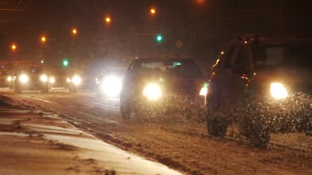 猛吹雪の条件が付いている都市の雪嵐 雪の夜の都市を交通します — ストック動画