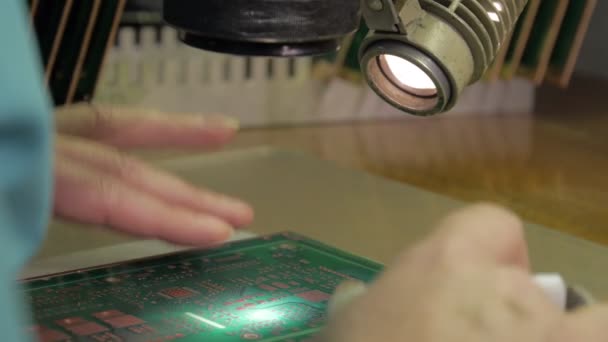 Uma Mulher Verifica Placa Circuito Feche Pcb Base Eletrônica Moderna — Vídeo de Stock