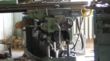 Terk edilmiş eski fabrika çürüyen içinde korkunç salonları. Eski fabrika yıkım öncesinde Binası