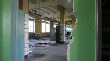 Terk edilmiş eski fabrika çürüyen içinde korkunç salonları. Eski fabrika yıkım öncesinde Binası