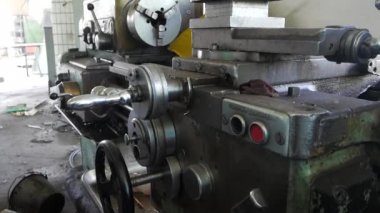 Eski dönüm torna makine. Eski fabrika yıkım öncesinde Binası.