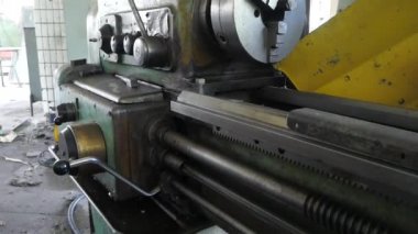 Eski dönüm torna makine. Eski fabrika yıkım öncesinde Binası.