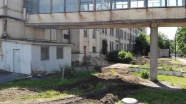 Terk edilmiş bir fabrika için havadan görünümü havadan. Eski Sanayi yıkım için bina. Terk edilmiş binada dış. 