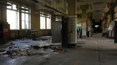 Terk edilmiş eski fabrika çürüyen içinde korkunç salonları. Eski fabrika yıkım öncesinde Binası