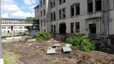 Terk edilmiş bir fabrika için havadan görünümü havadan. Eski Sanayi yıkım için bina. Terk edilmiş binada dış. 