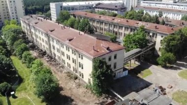Terk edilmiş bir fabrika için havadan görünümü havadan. Eski Sanayi yıkım için bina. Terk edilmiş binada dış. 