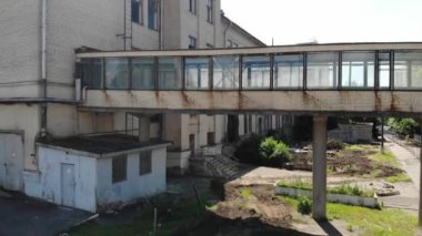 Terk edilmiş bir fabrika için havadan görünümü havadan. Eski Sanayi yıkım için bina. Terk edilmiş binada dış. 