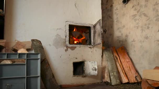 Russischer Ofen Feuer Kamin Landleben Brennendes Holz Steinkamin Aus Ziegelsteinen — Stockvideo
