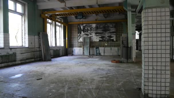 Gruselige Hallen Verfallenden Verlassenen Alten Fabriken Das Alte Fabrikgebäude Vor — Stockvideo