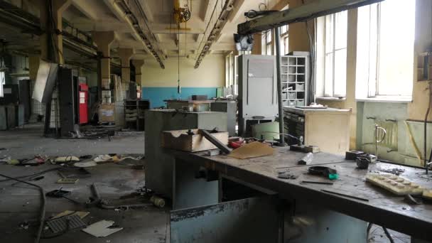 Eng Hallen Rottend Verlaten Oude Fabriek Het Oude Fabrieksgebouw Voorafgaand — Stockvideo