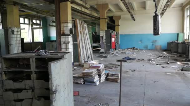 腐烂的废弃老工厂里的可怕的大厅 拆除前的旧厂房 — 图库视频影像