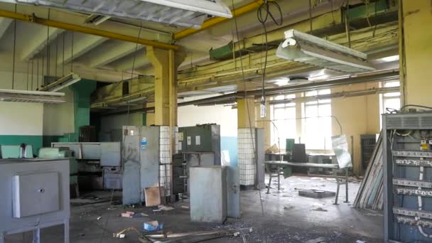 Eng Hallen Rottend Verlaten Oude Fabriek Het Oude Fabrieksgebouw Voorafgaand — Stockvideo