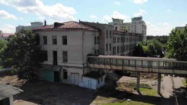 鸟从空中到废弃的工厂 旧工业建筑供拆除 废弃的建筑外部 — 图库视频影像
