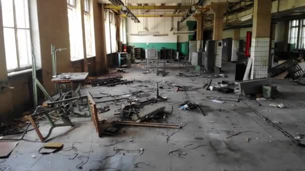 Eng Hallen Rottend Verlaten Oude Fabriek Het Oude Fabrieksgebouw Voorafgaand — Stockvideo