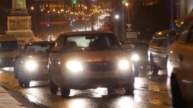 Gece şehirde trafik vardı.