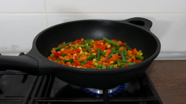 Hombre Fríe Verduras Frescas Hombre Cocinando Una Cena Saludable Casa — Vídeos de Stock