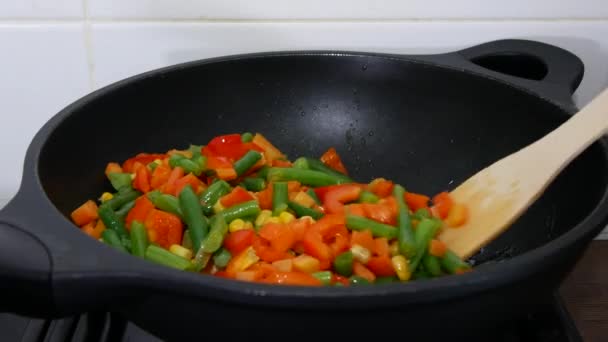 Άνθρωπος Τηγανίζουμε Φρέσκα Λαχανικά Άνθρωπος Μαγείρεμα Υγιεινό Γεύμα Στο Σπίτι — Αρχείο Βίντεο