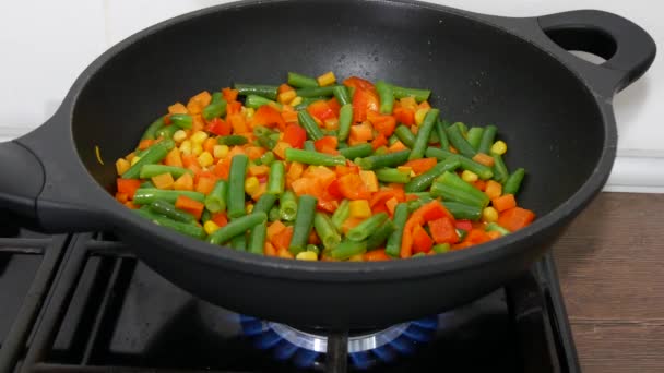 Man Braten Frisches Gemüse Mann Der Hause Gesundes Abendessen Zubereitet — Stockvideo