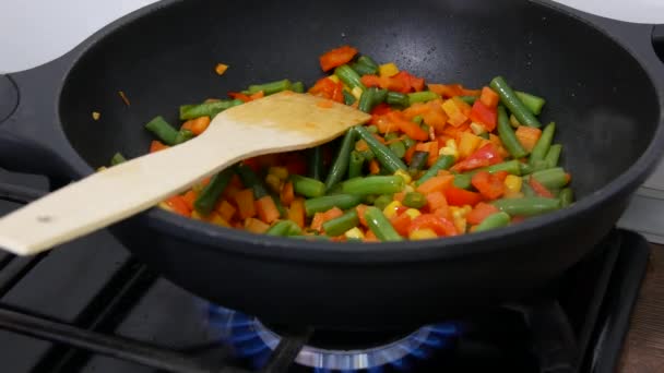 Człowiek Smażyć Świeże Warzywa Gotowanie Domu Zdrowy Człowiek Zdrowe Gotowanie — Wideo stockowe