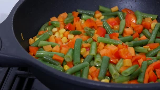 男フライ新鮮な野菜 男の家で健康的な食事を料理します ヘルシーで新鮮な野菜料理 — ストック動画