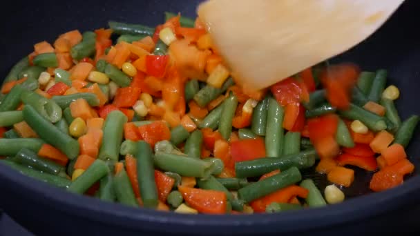 Homme Fait Frire Des Légumes Frais Homme Cuisiner Sain Dîner — Video