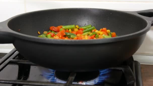 Hombre Fríe Verduras Frescas Hombre Cocinando Una Cena Saludable Casa — Vídeos de Stock