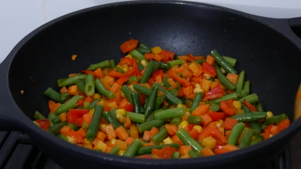 男フライ新鮮な野菜 男の家で健康的な食事を料理します ヘルシーで新鮮な野菜料理 — ストック動画