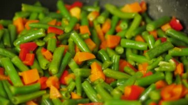 adam fry taze sebze. Adam evde sağlıklı yemek. Sağlıklı taze sebze ile pişirme.