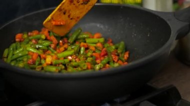 adam fry taze sebze. Adam evde sağlıklı yemek. Sağlıklı taze sebze ile pişirme.