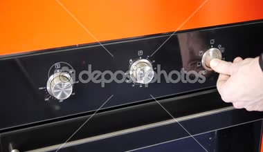 Fırının Metalik Açma Anahtarı. Yakın çekim görüntüsü. Modern siyah fırının ön paneli. Detaylarda modern tasarım.