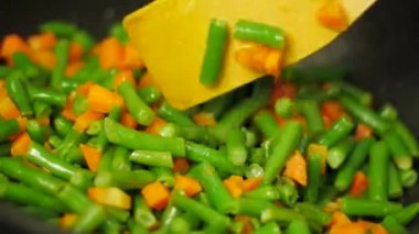 adam fry taze sebze. Adam evde sağlıklı yemek. Sağlıklı taze sebze ile pişirme.