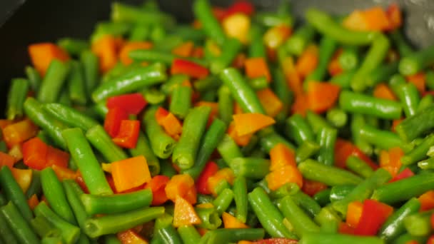 Homme Fait Frire Des Légumes Frais Homme Cuisiner Sain Dîner — Video