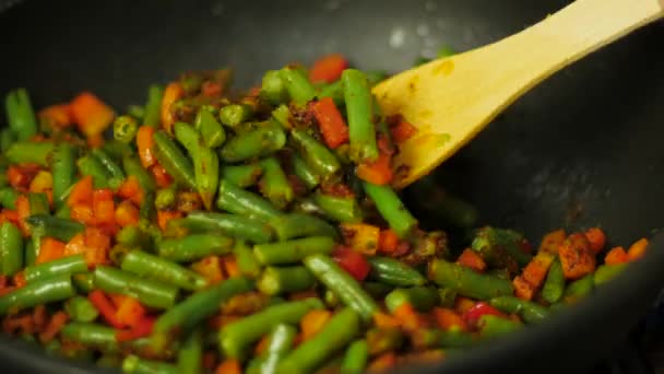Człowiek Smażyć Świeże Warzywa Gotowanie Domu Zdrowy Człowiek Zdrowe Gotowanie — Wideo stockowe