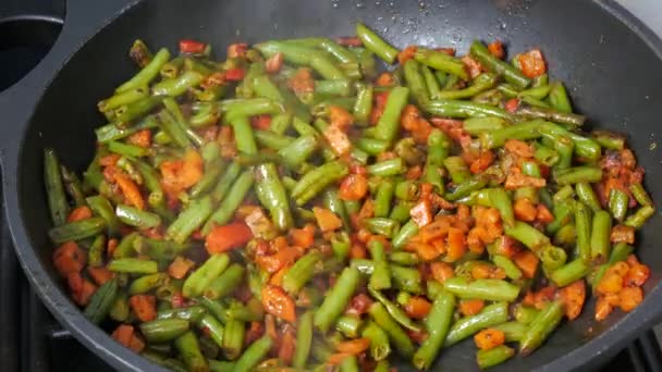 Hombre Fríe Verduras Frescas Hombre Cocinando Una Cena Saludable Casa — Vídeo de stock
