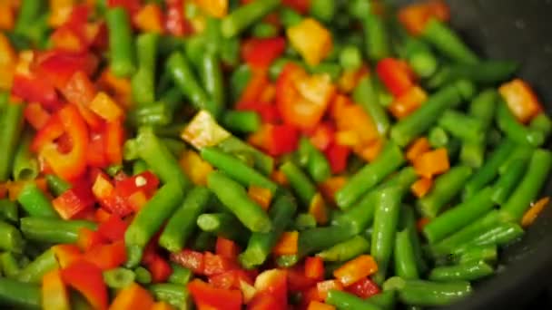 Homme Fait Frire Des Légumes Frais Homme Cuisiner Sain Dîner — Video