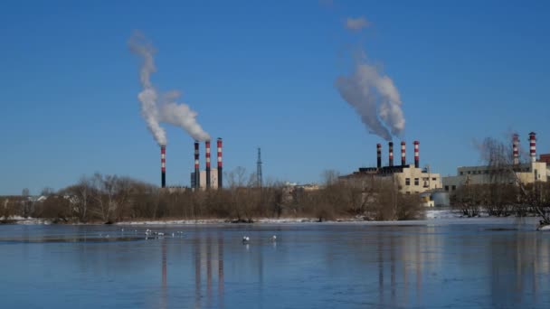 Luchtverontreiniging Door Industriële Installaties Industriële Pijpen Roken Rood Met Witte — Stockvideo