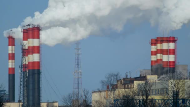 Ατμοσφαιρική Ρύπανση Από Βιομηχανικές Εγκαταστάσεις Καπνίζοντες Βιομηχανικοί Σωλήνες Κόκκινο Λευκό — Αρχείο Βίντεο