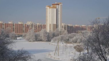 Kış güneşli gün açık havada. City Park yakınındaki nehrin bir kış manzarası. Frost'un dallar üzerinde.