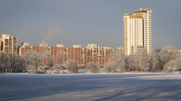 户外冬日阳光明媚 城市公园附近的河流 冬季景观 树枝上的霜 — 图库视频影像