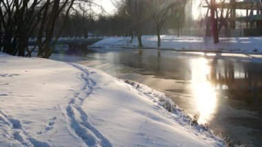 Kış güneşli gün açık havada. City Park yakınındaki nehrin bir kış manzarası. Frost'un dallar üzerinde.