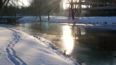 Kış güneşli gün açık havada. Kış akan nehirde. Frost'un dallar üzerinde.