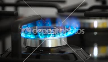 Yakın görüş mavi gaz, ocakta yeni siyah gaz ocağına karşı tutuşturur ve yakar (ocağın tepesi))