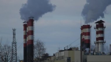 Boru Sanayi yasaktır. Fabrika bitki duman yığını üzerinden mavi gökyüzü arka plan. Enerji üretimi ve hava çevre kirliliği endüstriyel sahne.