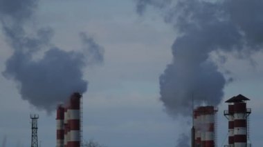Boru Sanayi yasaktır. Fabrika bitki duman yığını üzerinden mavi gökyüzü arka plan. Enerji üretimi ve hava çevre kirliliği endüstriyel sahne.
